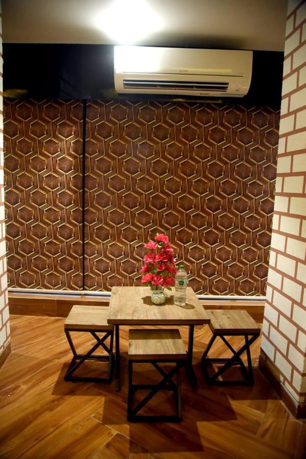 Charyana Hotel Ac Dormitory Ahmedabad Exteriör bild