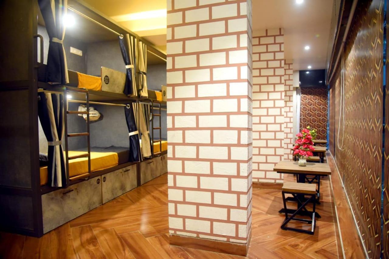 Charyana Hotel Ac Dormitory Ahmedabad Exteriör bild