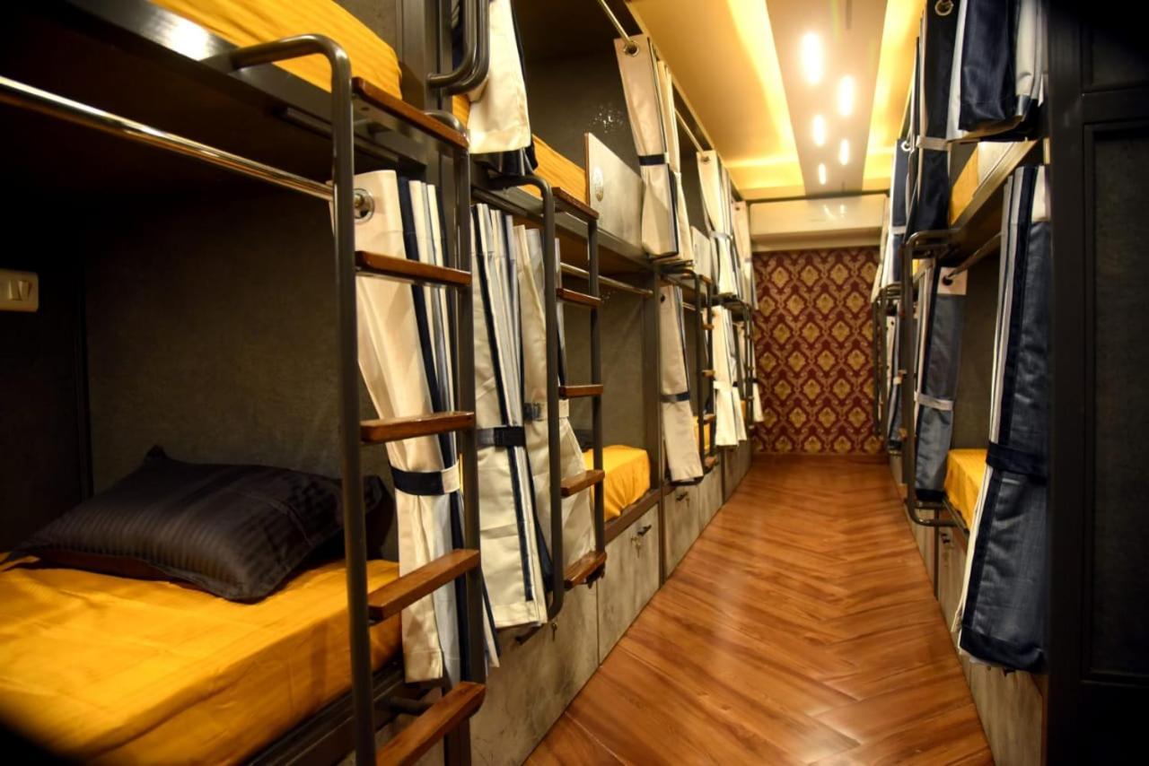 Charyana Hotel Ac Dormitory Ahmedabad Exteriör bild