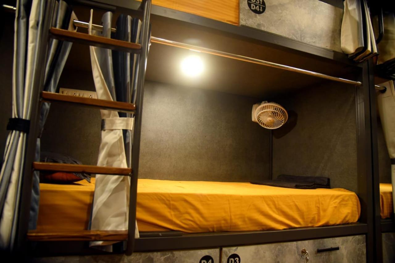 Charyana Hotel Ac Dormitory Ahmedabad Exteriör bild