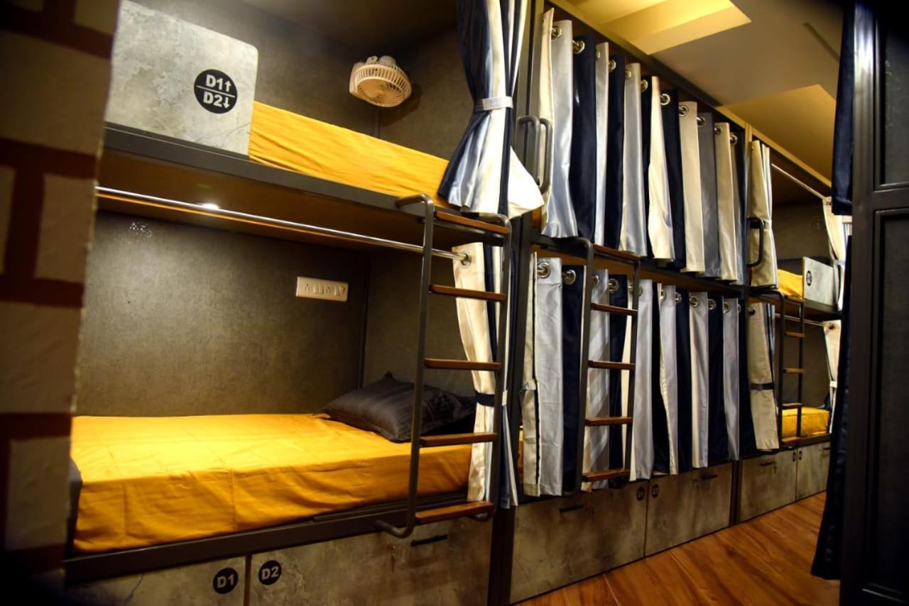 Charyana Hotel Ac Dormitory Ahmedabad Exteriör bild